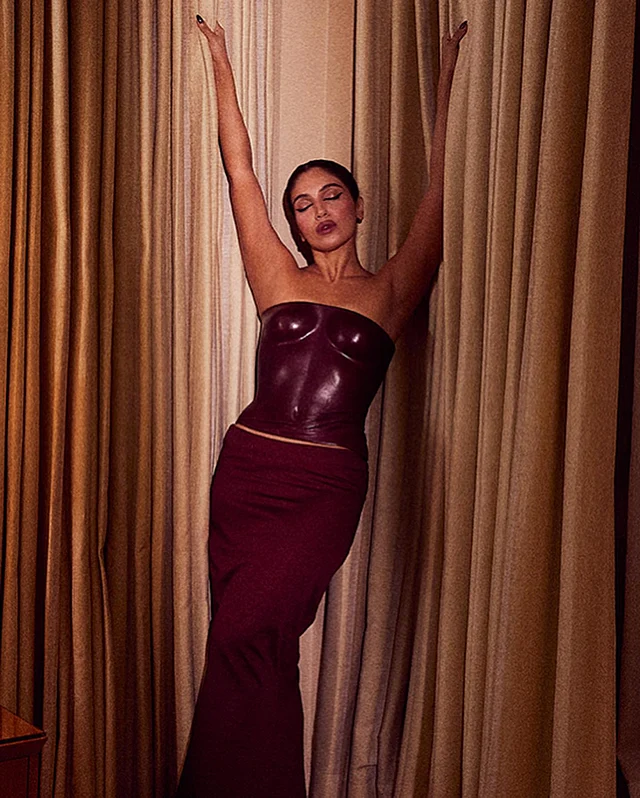 বারগেন্ডি রঙের লেদার টপ আর ম্যাক্সি স্কার্ট পরেছেন এ অভিনেত্রী।