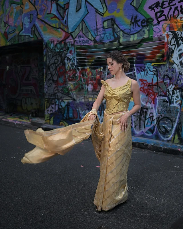 কোরসেট স্টাইলের কাস্টম ব্রেস্টপ্লেটের সঙ্গে বেনারসি শাড়ি পরে তিনি রীতিমতো অবাক করেছেন ফ্যাশনিস্তাদের