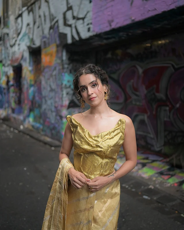 অভিনেত্রীর এই লুকে প্রকাশ পেয়েছে মডার্নের সঙ্গে ট্র্যাডিশনাল ছোঁয়া।