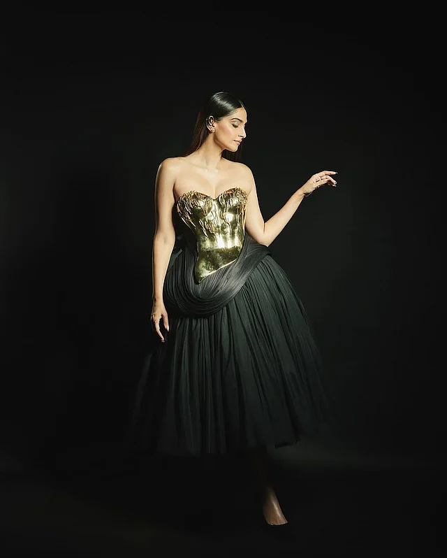 ‘ড্রপ ডেড গর্জিয়াস’ এই লুকে তিনি পরেছেন মেটালিক গোল্ড ব্রেস্টপ্লেট আর মিডি স্কার্ট