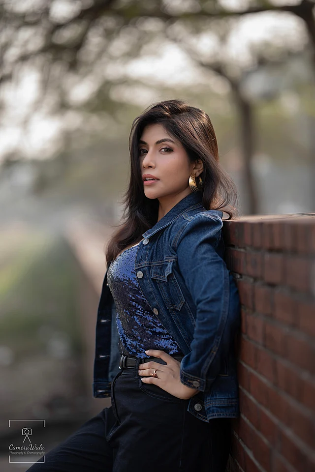 ডেনিম অন ডেনিম লুকে আছে সিকুইনের ছোঁয়া