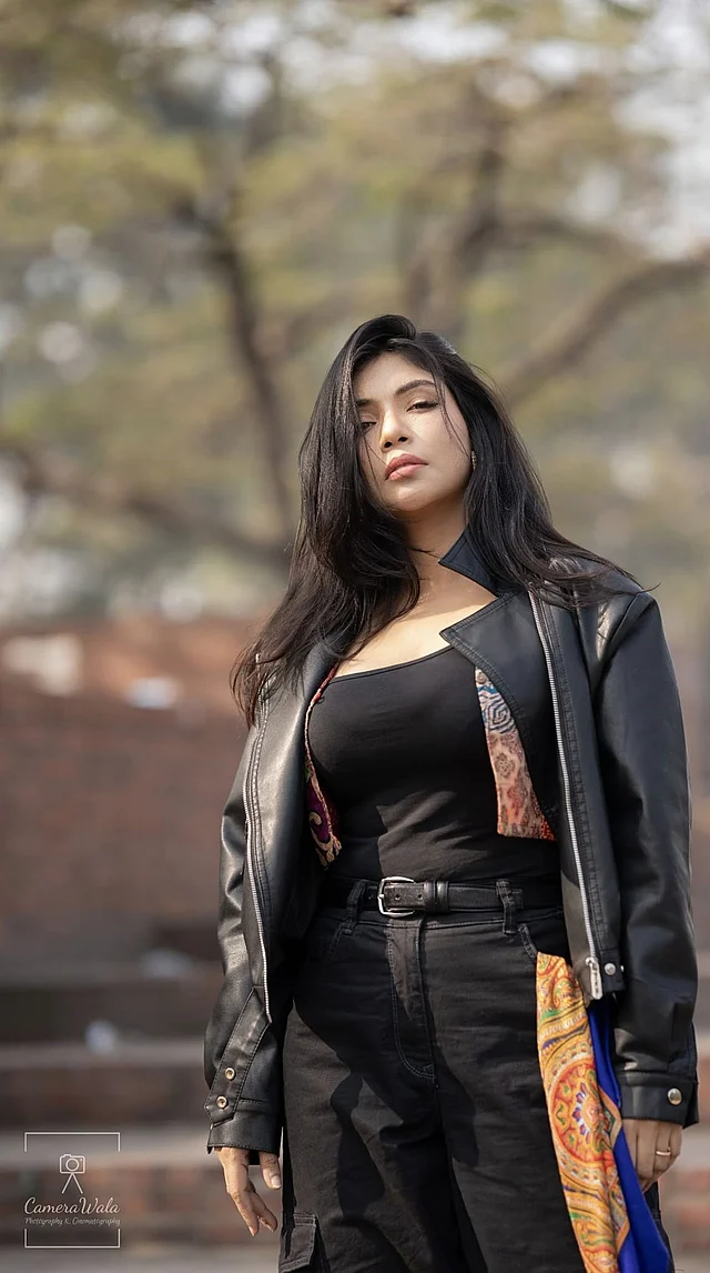 মেয়ের স্টাইলিংয়ে লেদার জ্যাকেটের লুকে দেখা যাচ্ছে এই অভিনেত্রীকে