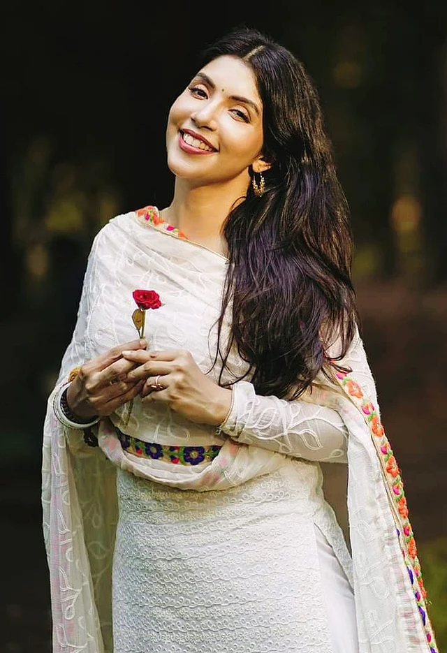 সাদামাটা সালওয়ার কামিজের লুকেই তিনি অনবদ্য