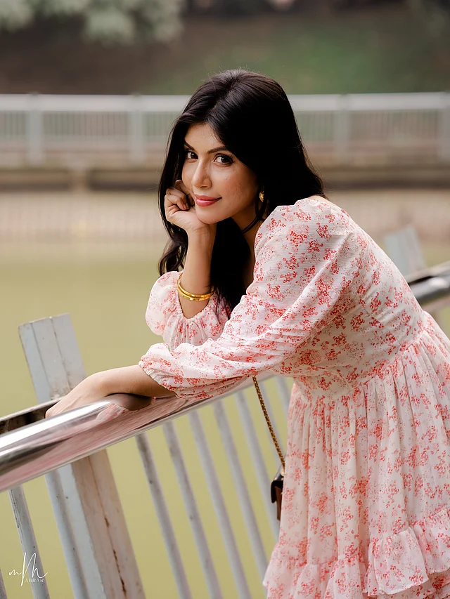 ফ্লোরাল ড্রেস পরেছেন তিনি এখানে