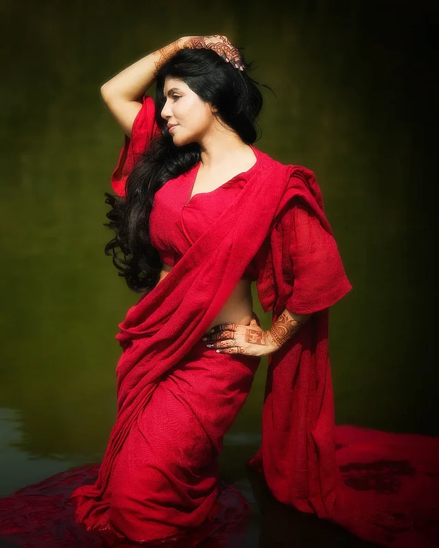 ডিজাইনার আফসানা ফেরদৌসীর লাল শাড়িতে নওশাবা