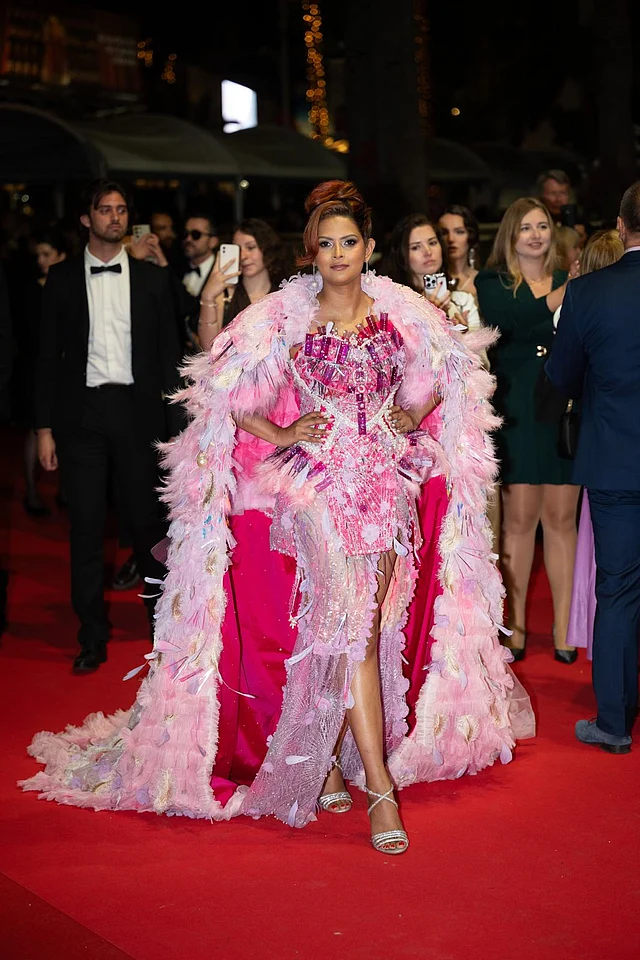 প্রথম দিনের প্রথম লুকে প্রিয়তীকে দেখা গেছে সাসটেইনেবল বা টেকসই গাউনে। আউটফিটটি ব্রেস্ট ক্যানসার অ্যাওয়ারনেস থেকে অনুপ্রাণিত হয়ে বানানো।