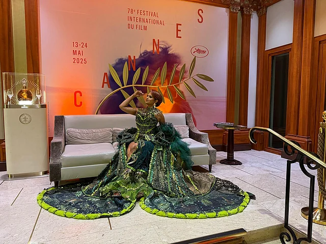 প্রিয়তীর এই ফিউশন স্টাইলের সবুজ গাউনটি আইরিশ কালচারকে প্রতিনিধিত্ব করে বানানো।