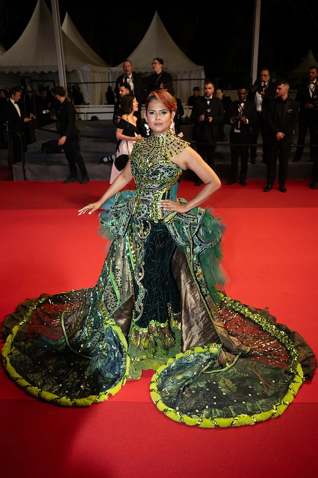 সেই সঙ্গে সাসটেইনেবল আর পরিবেশবান্ধব পোশাকটি আইরিশ মিথলজি থেকে অনুপ্রাণিত হয়ে নকশা করেছেন ডিজাইনার।