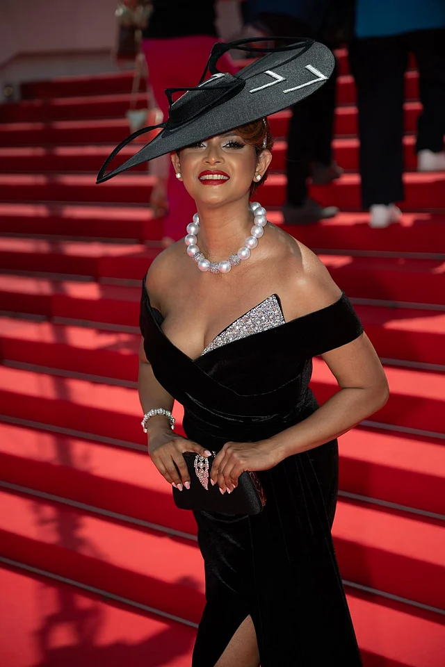 লুকে নজর কেড়েছে লাল লিপস্টিকে রাঙানো ঠোঁট, মুক্তার নেকপিস আর ব্রেসলেট। সঙ্গে নিয়েছেন কালো রঙের ক্লাচ।