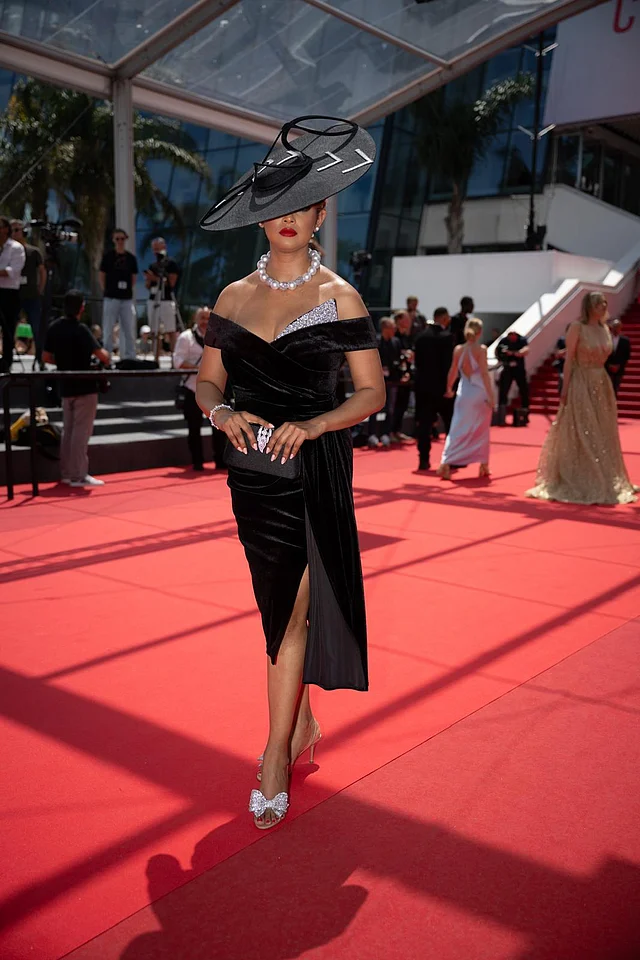 ভেলভেটের অফ দ্য শোল্ডার মিডি গাউনে পঞ্চম দিন লালগালিচা মাতান প্রিয়তী। গাউনের সাইড স্লিট ডিজাইনের সঙ্গে মানিয়ে গেছে পায়ে পরা বো হিল জোড়া।