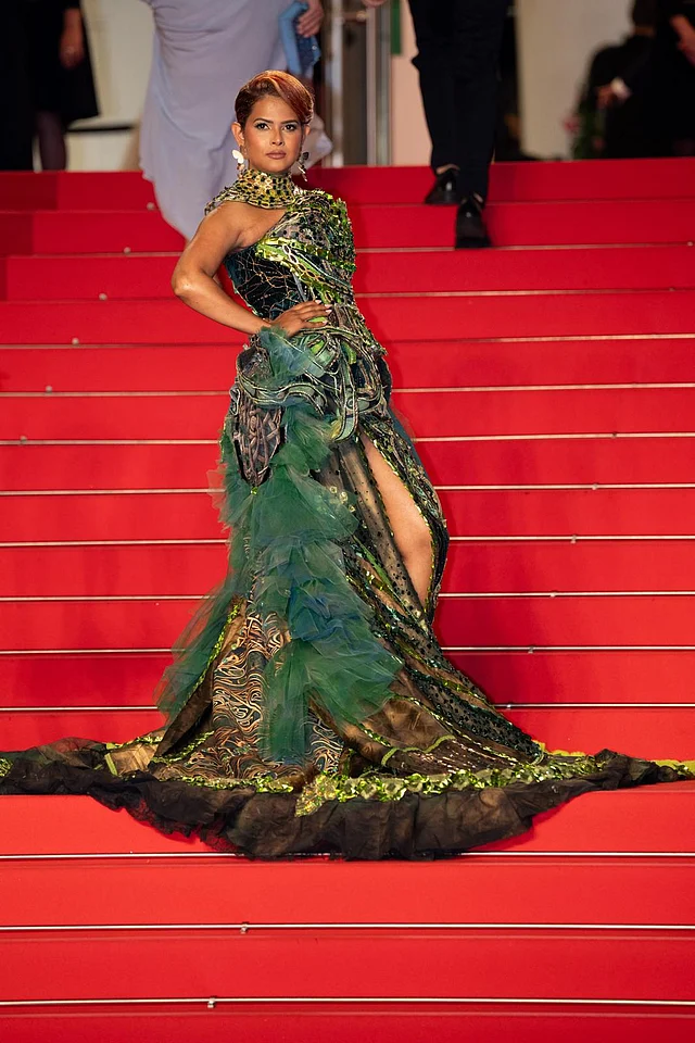 বিশাল ঘের আর জমকালো আমেজের গাউনটিতে আকর্ষণ কাড়ছে এর ফ্লোরছোঁয়া ট্রেন। গাউনের সঙ্গে মানানসই নুড মেকআপে সেজেছেন প্রিয়তী। কানে পরেছেন প্রজাপতি দুল।