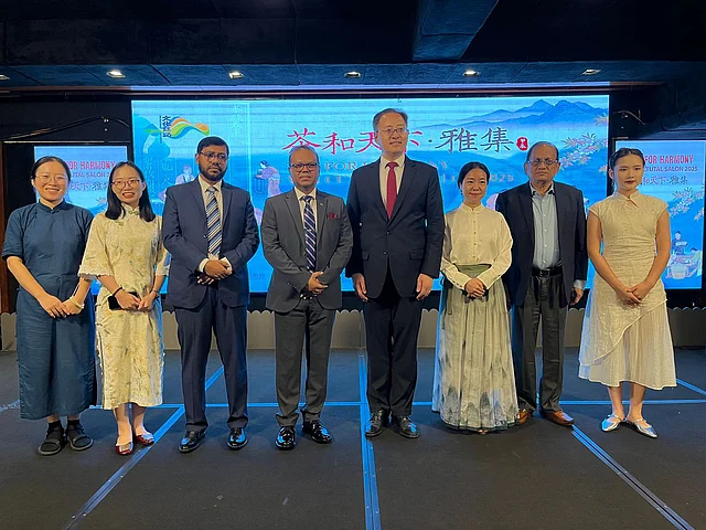 অনুষ্ঠানে অতিথিরা