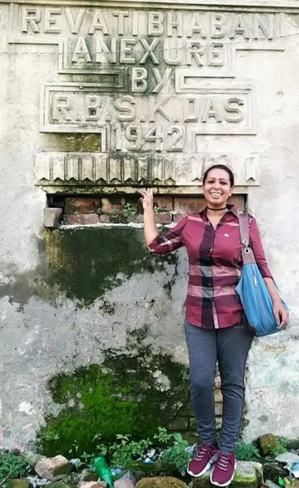 ফলকের সামনে লেখক