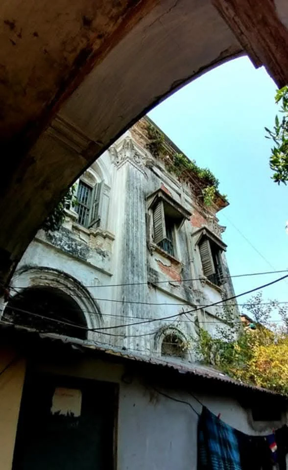 দোলাই খালের দিকের প্রবশমুখেও স্থাপনা করা হয়েছে