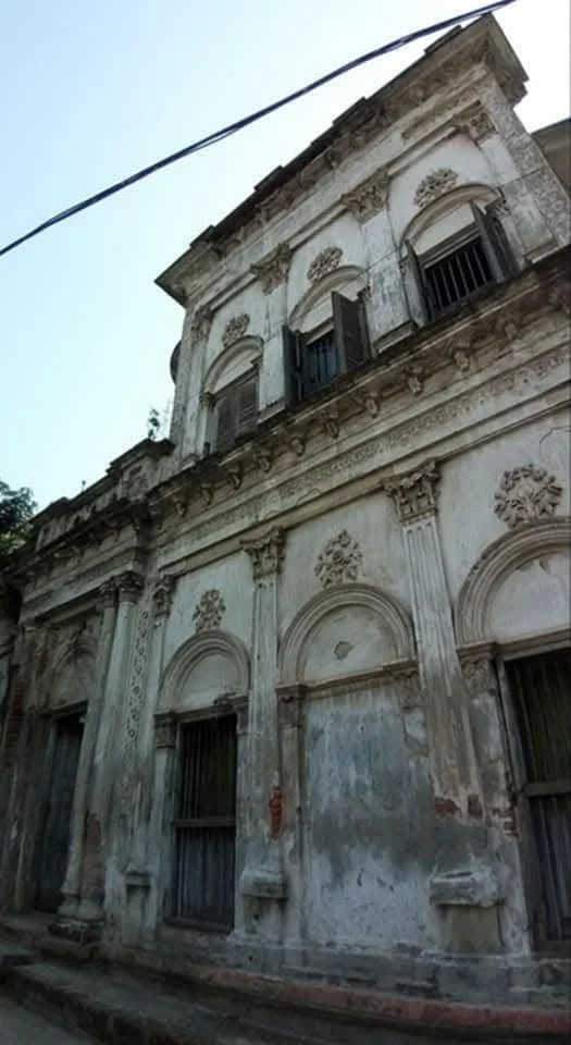 বাড়ির পেছন দিকের একটি অংশ