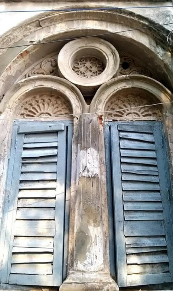পুরো বাড়ির জানালাগুলো এরকমই দৃষ্টিনন্দন