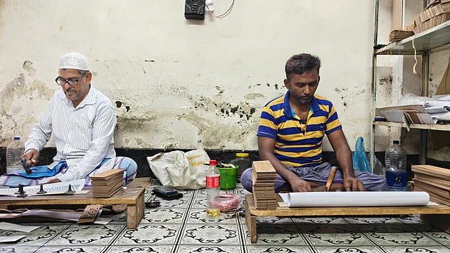 নকশার জন্য কার্ড পাঞ্চ করা হচ্ছে