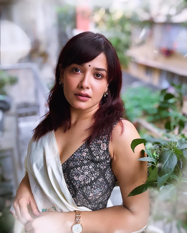 ফ্লোরাল স্লিভলেস ব্লাউজের সঙ্গে সাদা কোটা শাড়ি পরেছেন রোশনী। ছোট চুলের লুকে অন্য রকম সুন্দর লাগছে তাঁকে