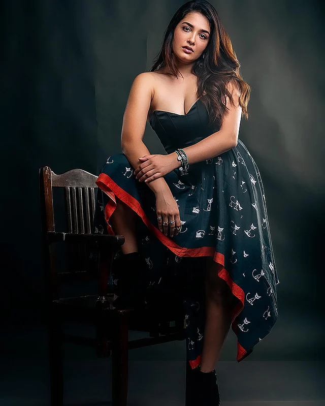 এই লুকে বিড়াল প্রিন্টের স্ট্র্যাপলেস ড্রেসের সঙ্গে পায়ে পরেছেন কালো অ্যাংকেল বুট।