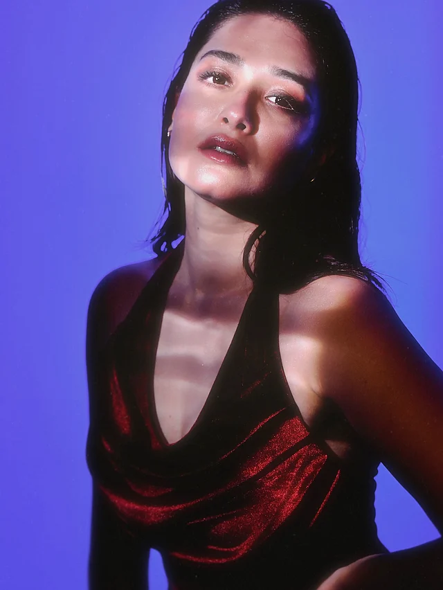 ভেলভেটের হল্টারনেক লাল গাউনে হলিউড সিনেমার নায়িকাদের মতোই লাগছে এই বঙ্গতনয়াকে