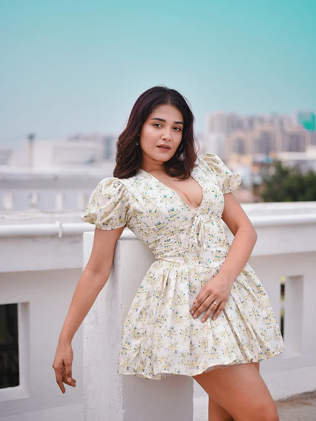 ফ্লোরাল মিনি ড্রেসে জমে উঠেছে সামার লুক