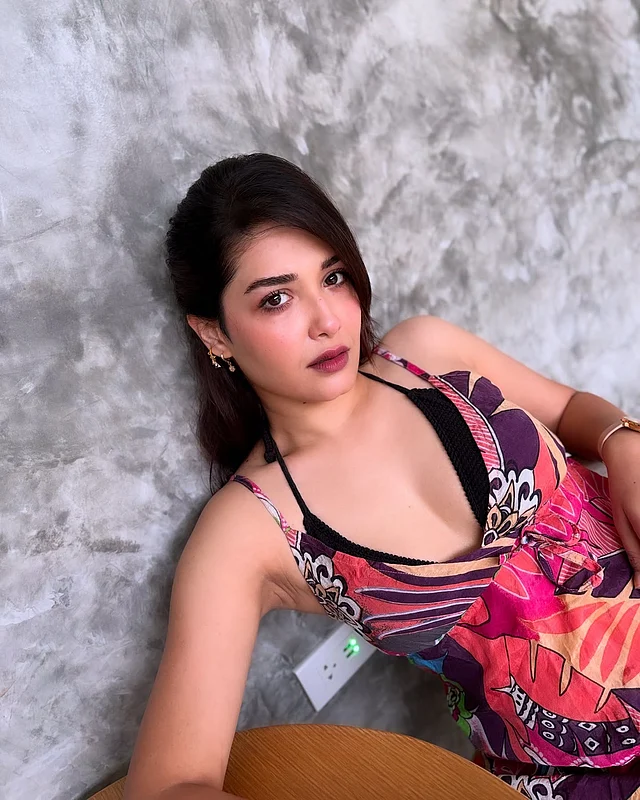 ডিপনেক হল্টারনেক ড্রেসের লুকে ফ্রেমে ধরা দিয়েছেন তিনি