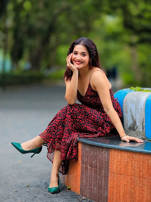 লাল–কালো স্লিপ ড্রেসের সঙ্গে জুটি হয়েছে সবুজ হিল