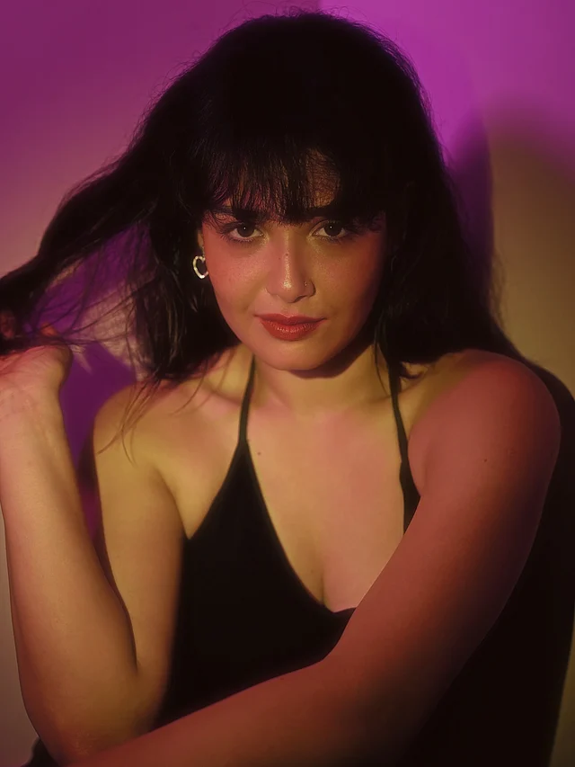 হল্টারনেক ব্ল্যাক ড্রেসের সঙ্গে রেড লিপ লুকে রোশনী