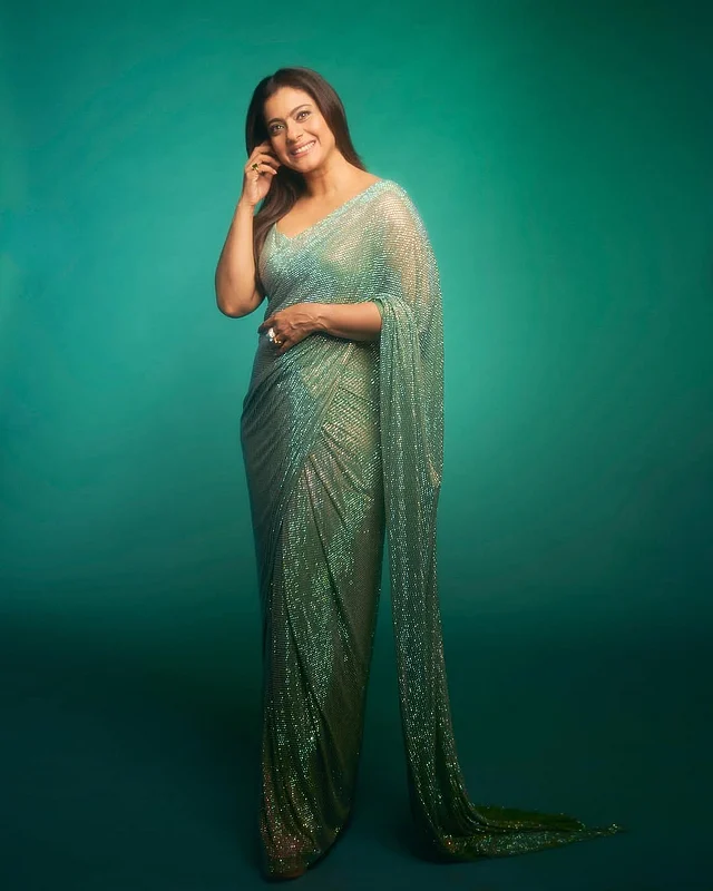 খোলা চুলে চার্ম ছড়াচ্ছেন তিনি মিনিমাল মেকওভারে