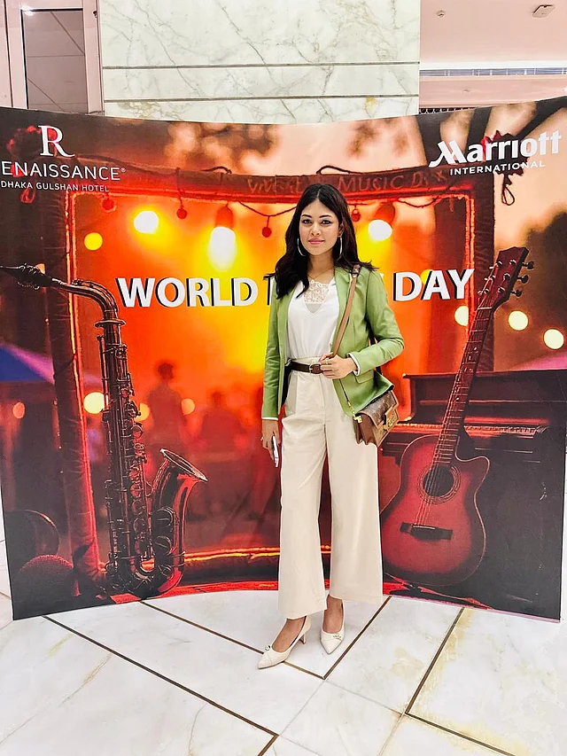 ফটো বুথে ছিলেন মডেল পিয়া জান্নাতুল