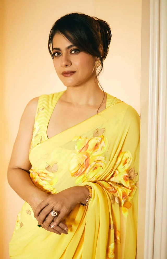 হলুদ সিল্কের ফ্লোরাল প্রিন্টের শাড়ির সঙ্গে ম্যাচিং স্লিভলেস ব্লাউজে স্মার্ট লুকে কাজল