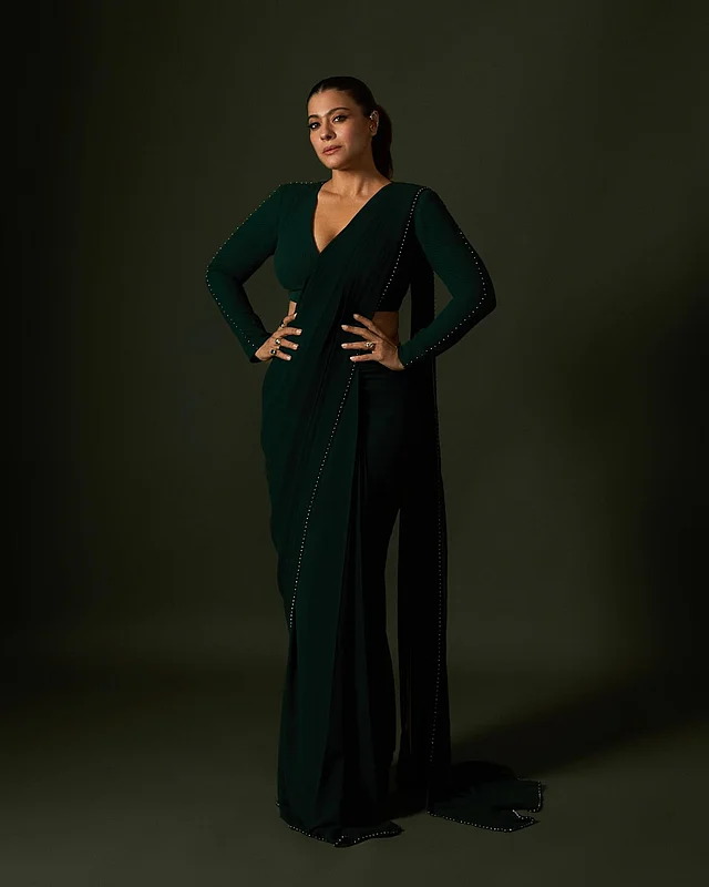 টেনে বাঁধা পনিটেইল পরিপাটি লুক দিচ্ছে তাঁকে