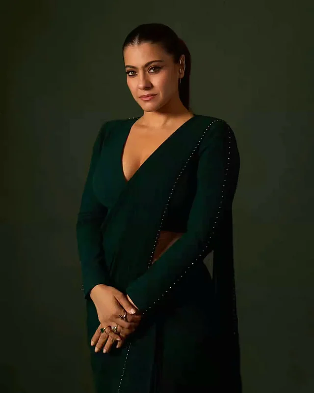 ডিপনেক ফুলস্লিভ ব্লাউজের সঙ্গে ফরেস্ট গ্রিন শাড়ি পরেছেন এই অভিনেত্রী