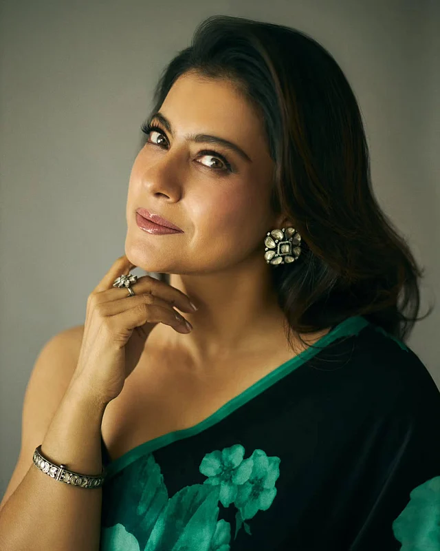 বাউন্সি ওয়েভসে ছেড়ে রাখা চুলের সঙ্গে কানে ও হাতে স্টেটমেন্ট গয়না পরেছেন তিনি