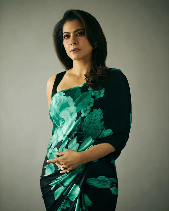 ফ্লোরাল ডিজিটাল পিন্টের সবুজ শাড়ির সঙ্গে স্লিভলেস ব্লাউজে কাজল