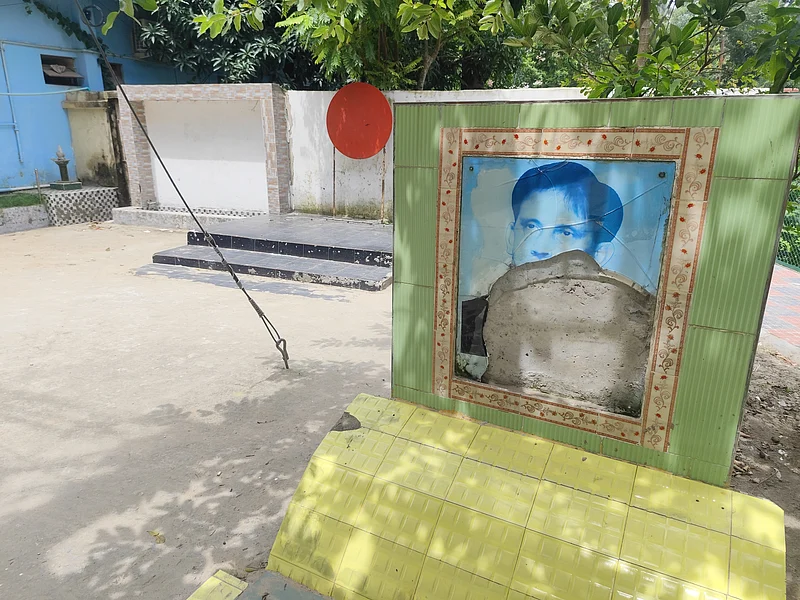 কুমিল্লা নগরের রাজগঞ্জ রাজবাড়ী কম্পাউন্ড এলাকায় বীর মুক্তিযোদ্ধা রফিকুল ইসলামের স্মরণে নির্মিত ম্যুরাল এবং পাশের শহীদ মিনার ভাঙচুর করা হয়েছে