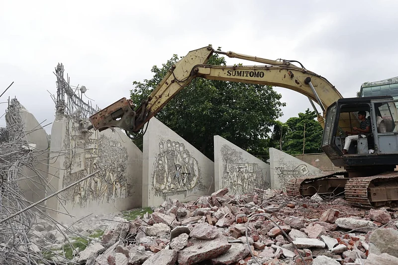 ভেঙে ফেলা হয়েছে রাজধানীর বিজয় সরণি মোড়ে অবস্থিত মৃত্যুঞ্জয়ী প্রাঙ্গণে বানানো ম্যুরাল