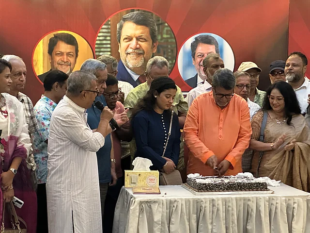 কেক কেটে উদযাপন