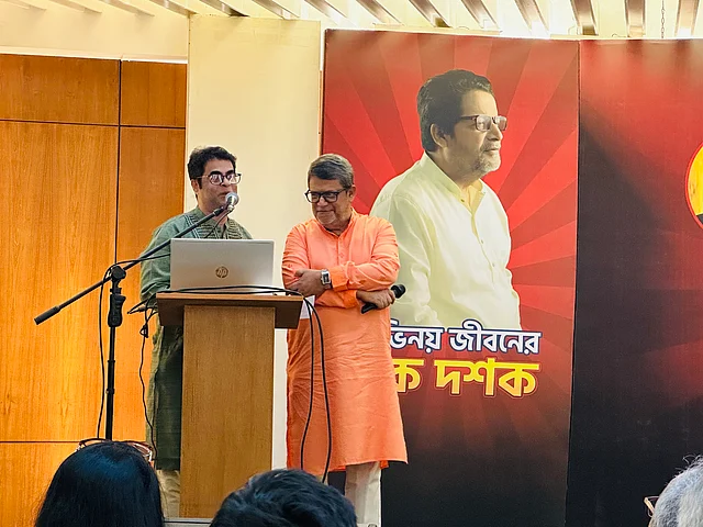 কথা বলছেন বিপ্লব সাহা