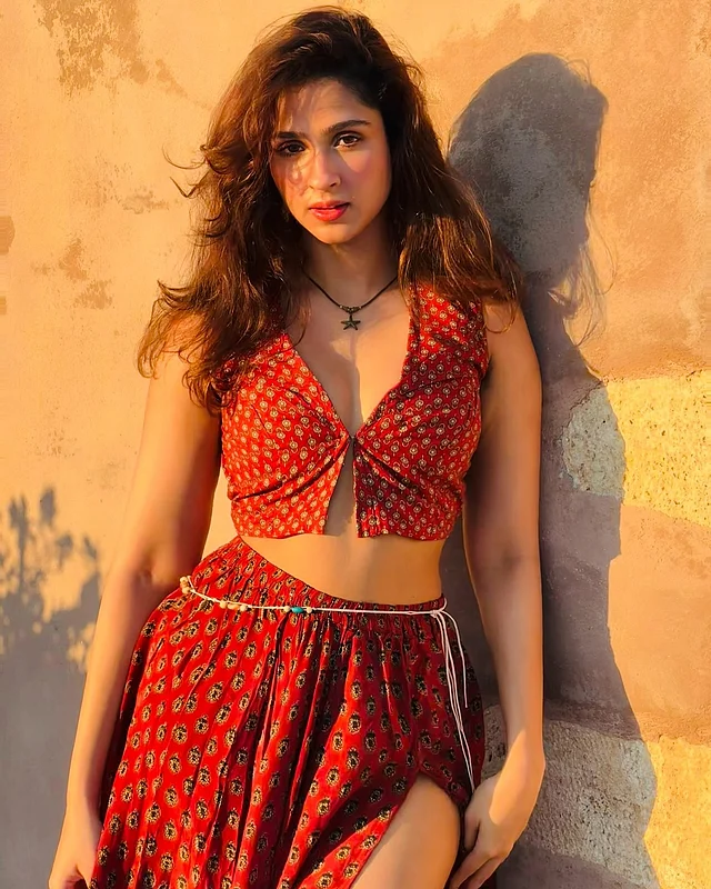 আকর্ষণীয় লাল ট্র্যাডিশনাল প্রিন্টের টপ ও স্কার্ট পরেছেন পাশমিনা