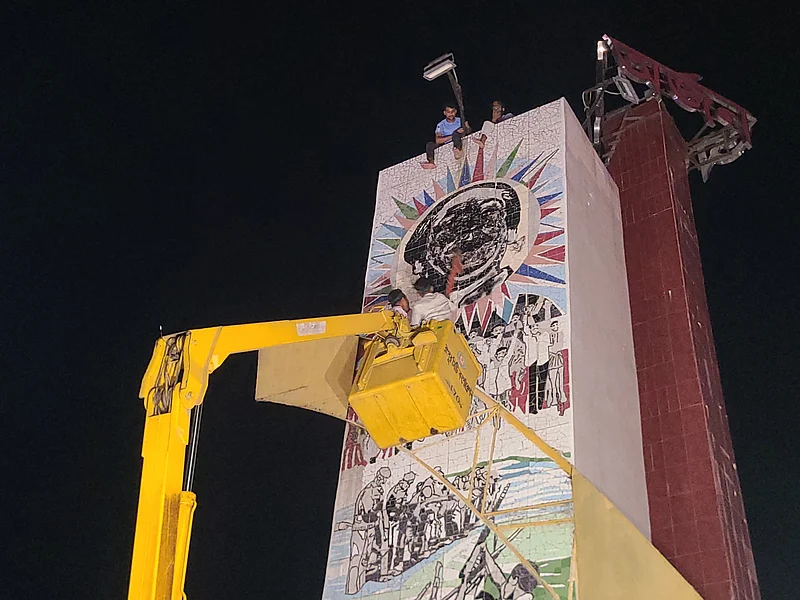 রংপুর নগরের মডার্ন মোড়ে মুক্তিযুদ্ধের স্মারক স্তম্ভের ম্যুরালে বঙ্গবন্ধু শেখ মুজিবুর রহমানের ছবি রং দিয়ে মুছে ফেলা হয়েছে