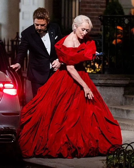 অফ দ্য শোল্ডার লুকে অপূর্ব সুন্দর লাল ফ্লেয়ার্ড গাউনে মেরিল স্ট্রিপ