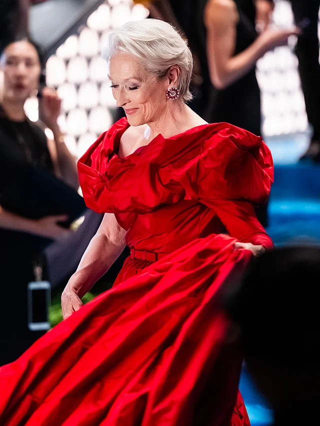 শোট করে কাটা ধবধবে সাদা চুল, স্টাড আর মিনিমাল মেকআপে যেন ব্যক্তিত্ব ঝরে পড়ছে এই কিংবদন্তি অভিনেত্রীর