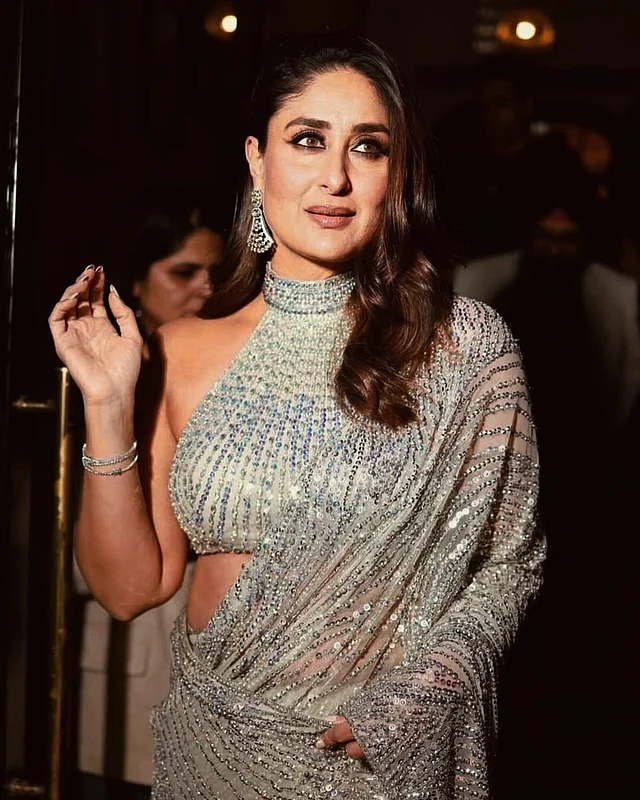 কানে ডায়মন্ডের স্টেটমেন্ট দুল, হাতে ব্রেসলেট–অ্যাকসেসরিজেও ছিল পরিমিত এলিগ্যান্স। খোলা চুলে সফট ওয়েভস আর গ্লোই মেকআপে তিনি উজ্জ্বল হয়ে উঠলেন একদম বলিউড ডিভার মতোই।