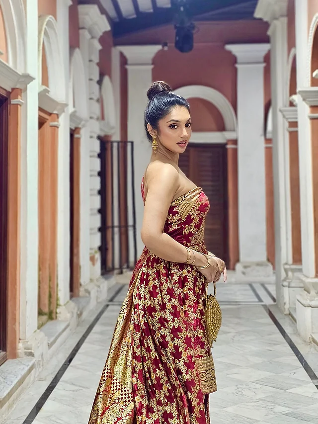 লাল সোনালি গাউনটিতে হৃদির ঝলমলে উপস্থিতি চোখে পড়ার মতো।