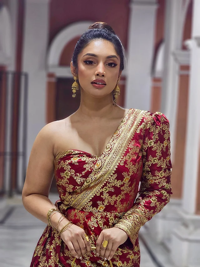 পোশাকের সঙ্গে গয়নার নির্বাচন মিনিমাল হলেও তাতে ফুটে উঠেছে এলিগ্যান্স। নজর কাড়ছে কানের সোনালি ঝুমকা, নাকফুল, এক হাতের চুড়ি আর আংটি।