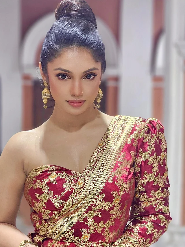 হৃদির মেকআপও বেশ আকর্ষণ ছড়াচ্ছে পোশাকের সঙ্গে। আইলাইনার দেওয়া চোখ, গ্লসি লিপস, ব্লাশঅনে সেজেছেন তিনি। হেয়ারস্টাইলে ভরসা রেখেছেন উঁচু করে বাঁধা খোঁপায়।