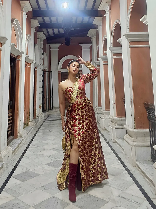 গাউনটির আসল আবেদন এর নিখুঁত ফিটিংয়ে, যা চোখ বন্ধ করেই মানিয়ে গেছে তাঁর চমৎকার ফিগারে।