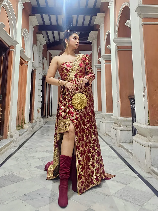 আবেদনময় থাই স্লিটের সঙ্গে আঁচলকে লম্বা ট্রেনের মতো করে স্টিচ করা হয়েছে, যা লুকে নাটকীয়তা যোগ করেছে।
