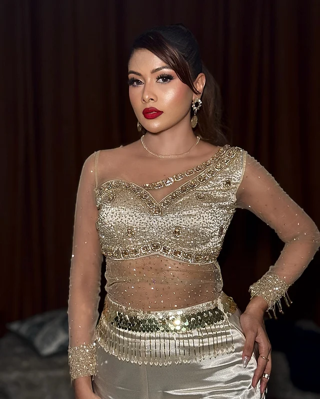 এর সঙ্গে মানানসই অলংকার বেছে নিয়েছেন সুন্দরী। কানে সোনালি ঝুলন্ত দুল, গলায় মিনিমাল নেকপিস আর হাতে শোভা পাচ্ছে স্টেটমেন্ট আংটি